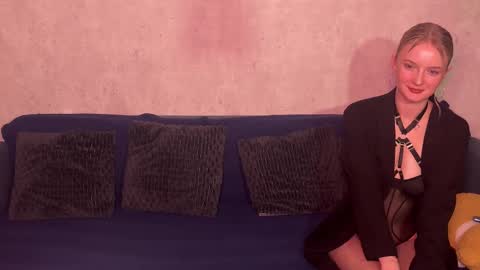 Malinka online show from November 2025 07:59:01 PM