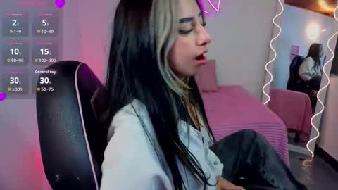 Malory  online show from November 2025 06:43:02 PM