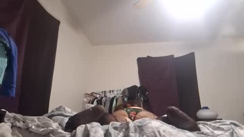 Snapshot of mamadearest chatting on December 2025 06:21:01 AM Mamadearest online show from December 2025 06:21:01 AM