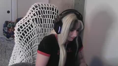 manicpixieslutt online show from November 2025 12:43:01 AM