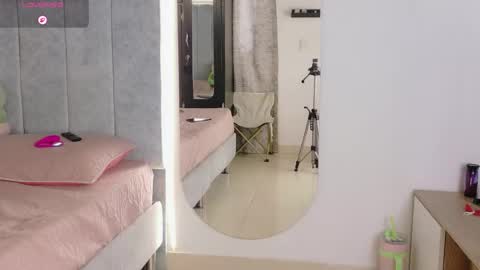 Snapshot of manu_montoya_ chatting on May 2026 05:10:01 PM Manu online show from May 2026 05:10:01 PM