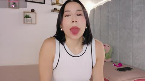 Snapshot of manu_montoya_ chatting on May 2026 04:11:02 PM Manu online show from May 2026 04:11:02 PM