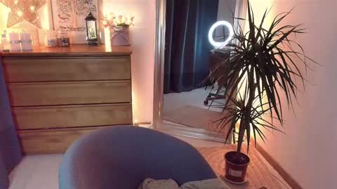 Maria  online broadcast from Tuesday to Suturday from 6 pm to 12 pm Germany time Sunday-Monday offline online show from March 2025 09:26:01 PM