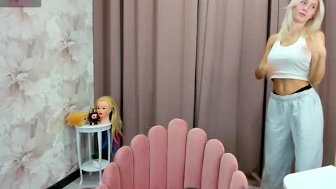 Luucy UTC1 Mon Tue Wed Thu Fri 0500-1130 online show from October 2025 02:56:02 AM