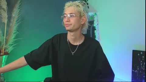 mattias     online show from September 2025 03:00:02 AM