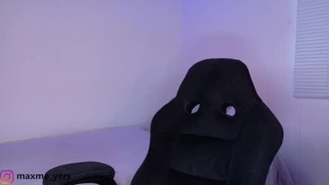 Snapshot of max_meyer chatting on October 2025 10:21:02 PM max_meyer online show from October 2025 10:21:02 PM