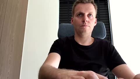 Max take off clothes online show from February 2025 11:22:02 AM