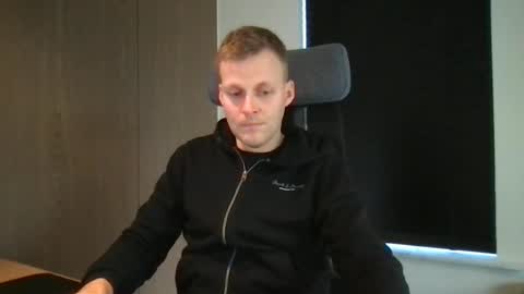 Max take off clothes online show from February 2025 01:10:02 PM