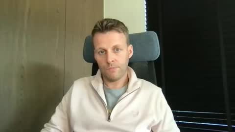 Max take off clothes online show from February 2026 02:27:01 PM