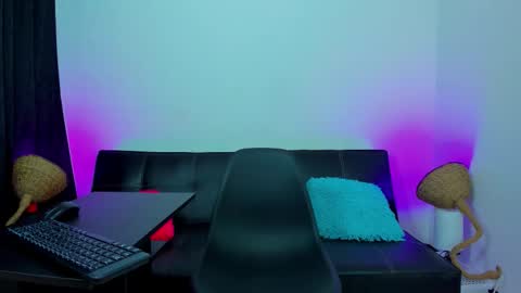 MAX     online show from November 2025 06:17:01 PM