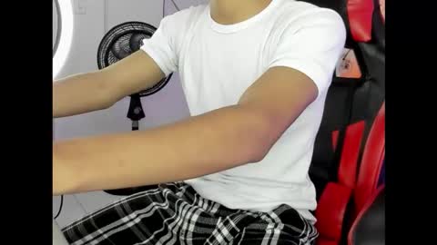 Snapshot of maximiliano_khalil chatting on November 2025 03:02:01 PM Maximiliano online show from November 2025 03:02:01 PM