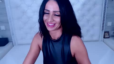 Medeea Bee online show from November 2025 04:55:01 AM