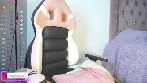 Snapshot of medusa_20 chatting on February 2025 10:04:02 AM Johana online show from February 2025 10:04:02 AM