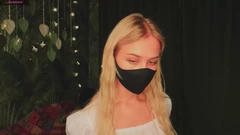 Snapshot of meeeewmeeeeow chatting on November 2025 08:41:01 PM meeeewmeeeeow online show from November 2025 08:41:01 PM