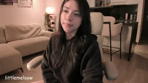 Snapshot of melanie_owo chatting on July 2026 11:35:02 PM Melanie online show from July 2026 11:35:02 PM