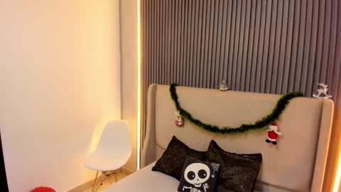 MelanieRoah online show from December 2025 07:44:01 PM