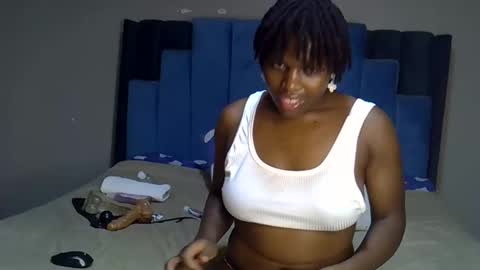 Snapshot of melanin_moon chatting on May 2026 12:07:01 AM Moon online show from May 2026 12:07:01 AM