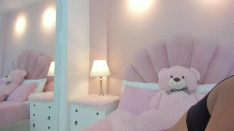 Melanie online show from November 2025 04:01:02 AM