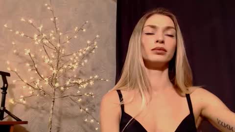 mell_chik online show from December 2025 09:45:02 PM