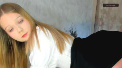 MelMooon online show from December 2024 01:46:01 PM