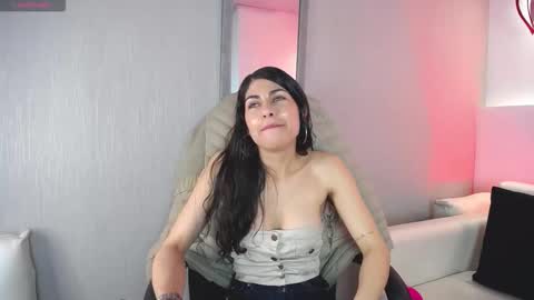 Snapshot of melodiroux_ chatting on February 2026 02:04:02 PM Melodi online show from February 2026 02:04:02 PM