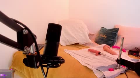  Leslie  online show from February 2025 03:10:02 PM