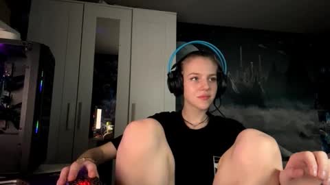 Hi Im Aria 18 years old online show from October 2025 12:15:02 PM