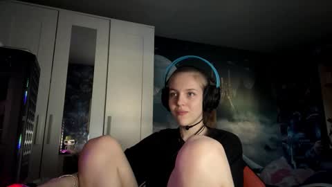 Hi Im Aria 18 years old online show from October 2025 12:22:02 PM