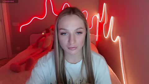 Snapshot of meowwmirra chatting on May 2026 07:33:01 PM Mirrra online show from May 2026 07:33:01 PM