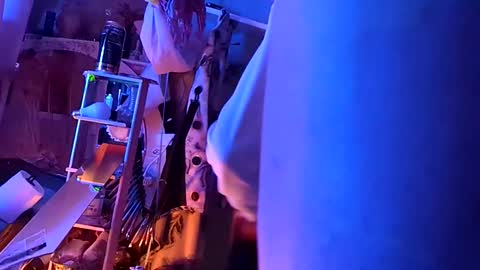 gurlnips online show from November 2025 05:40:02 AM