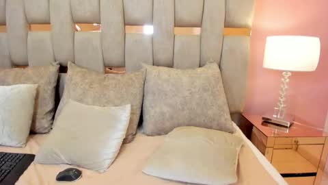 merielenbloom online show from November 2025 04:48:02 AM