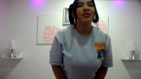 Snapshot of mia18_queen chatting on December 2024 12:24:01 PM mia18_queen online show from December 2024 12:24:01 PM