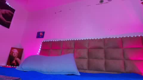 Emi online show from September 2025 07:15:01 PM