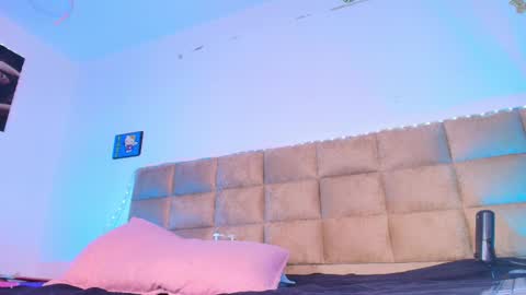 Emi online show from September 2025 07:27:02 PM