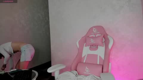 Mia  GMT7 Mon Tue Wen Thur 1000am-0300pm Sat 0300am-0900am online show from December 2024 01:04:02 AM