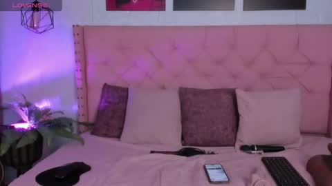 Mia online show from April 2026 07:58:02 PM