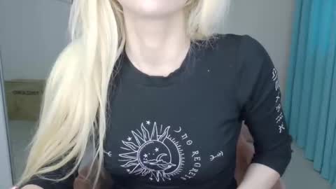 Snapshot of mia_angel chatting on May 2026 05:10:02 PM mia_angel online show from May 2026 05:10:02 PM
