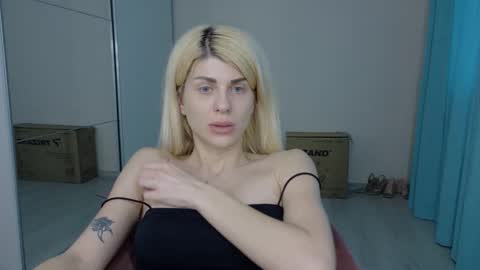 Snapshot of mia_angel chatting on May 2026 05:18:01 PM mia_angel online show from May 2026 05:18:01 PM
