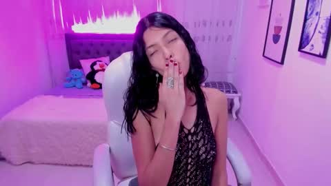 Mia online show from November 2025 08:22:02 PM