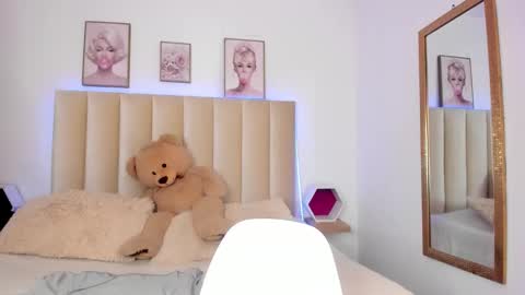 mia_corner online show from October 2025 02:19:01 PM