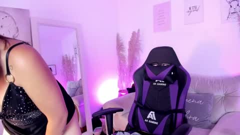 mia_corner online show from April 2026 02:01:02 PM