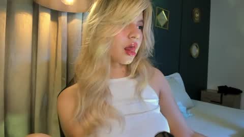 Snapshot of mia_curry chatting on June 2026 07:13:01 PM M I A online show from June 2026 07:13:01 PM