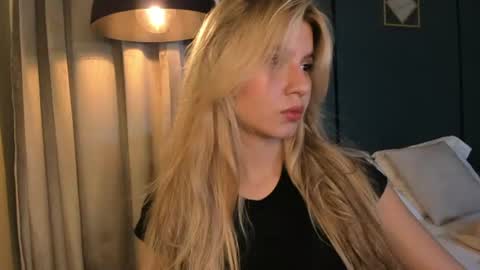 Snapshot of mia_curry chatting on June 2026 07:04:02 PM M I A online show from June 2026 07:04:02 PM