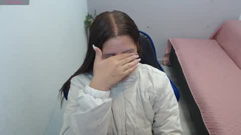 Mia online show from September 2025 01:21:01 PM