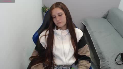 Mia online show from October 2025 01:23:01 PM