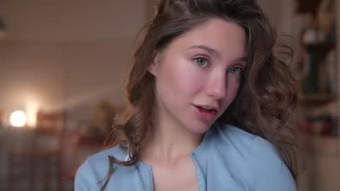 Mia online show from October 2025 04:37:01 PM