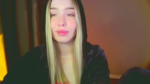 Snapshot of mia_fleur_ chatting on January 2025 01:11:02 PM Mia online show from January 2025 01:11:02 PM