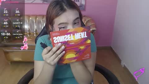 Mia online show from November 2025 12:37:02 PM