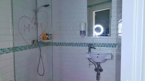 Mia online show from December 2024 10:34:02 AM