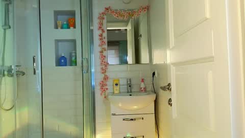 Mia online show from February 2025 08:47:02 AM